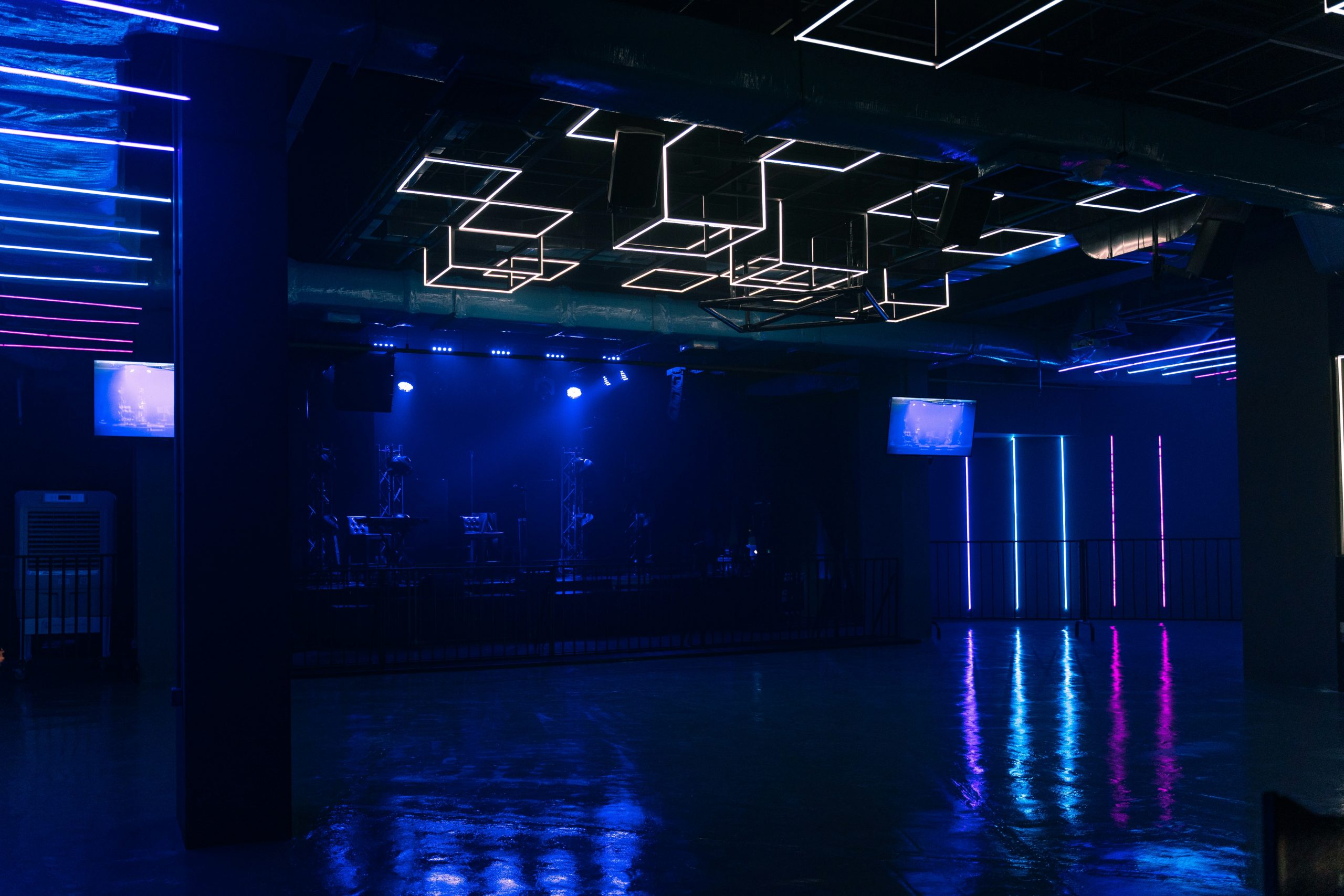 Leere Tanzfläche nach Reinigung – Nachtclub Hausmeisterservice Köneke