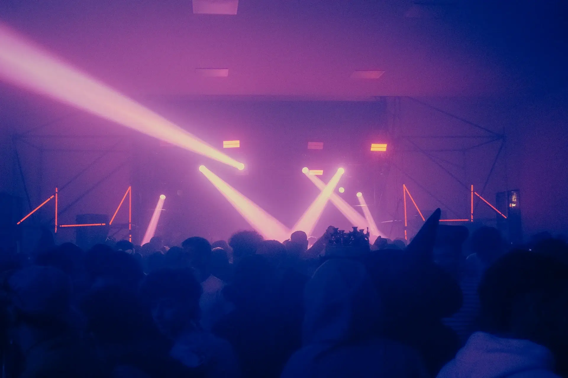 Techniker repariert Lichtanlage im Nachtclub – Hausmeisterservice Köneke