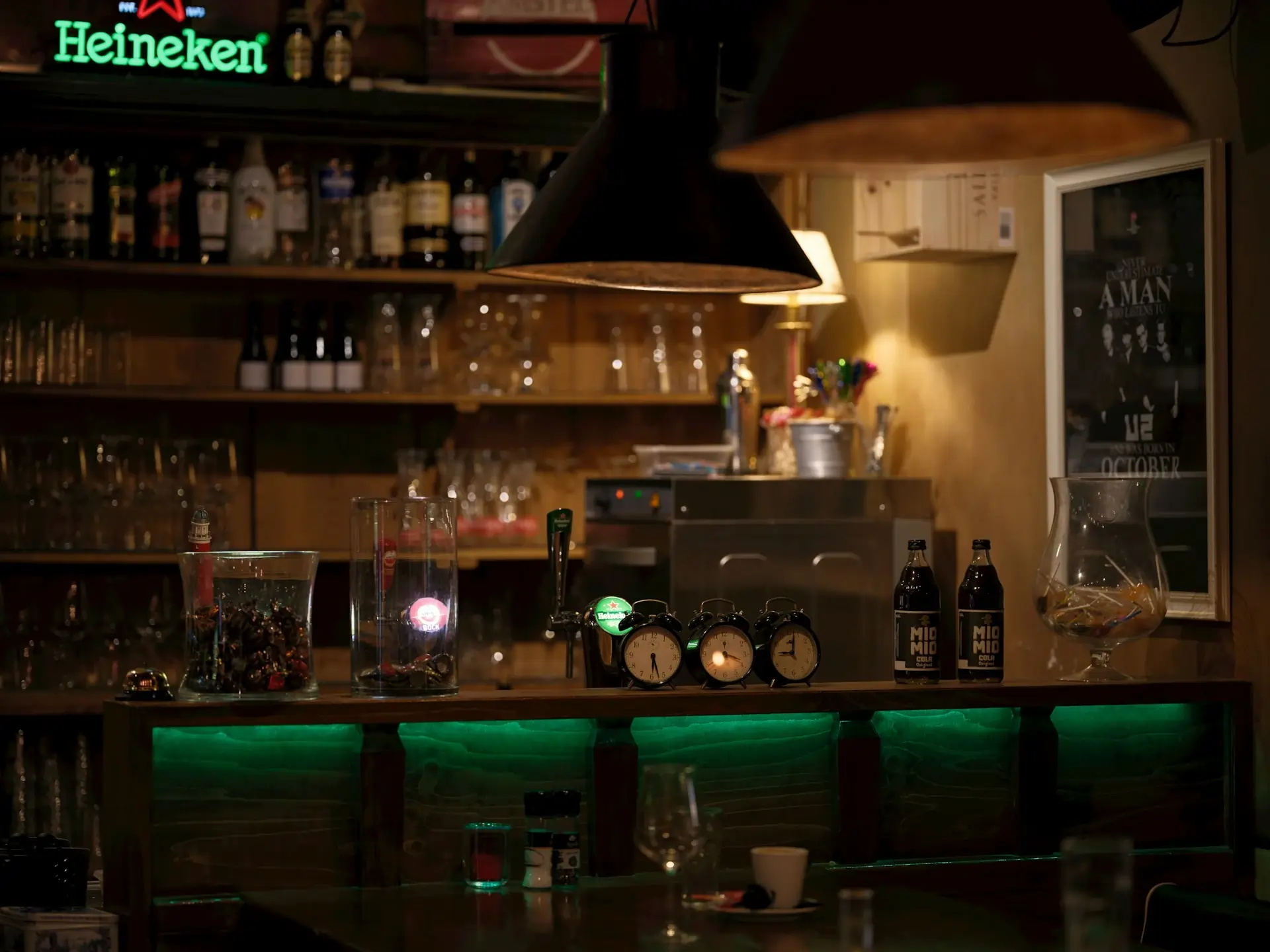 Saubere Bartheke im Nachtclub – Gebäudepflege Hausmeisterservice Köneke