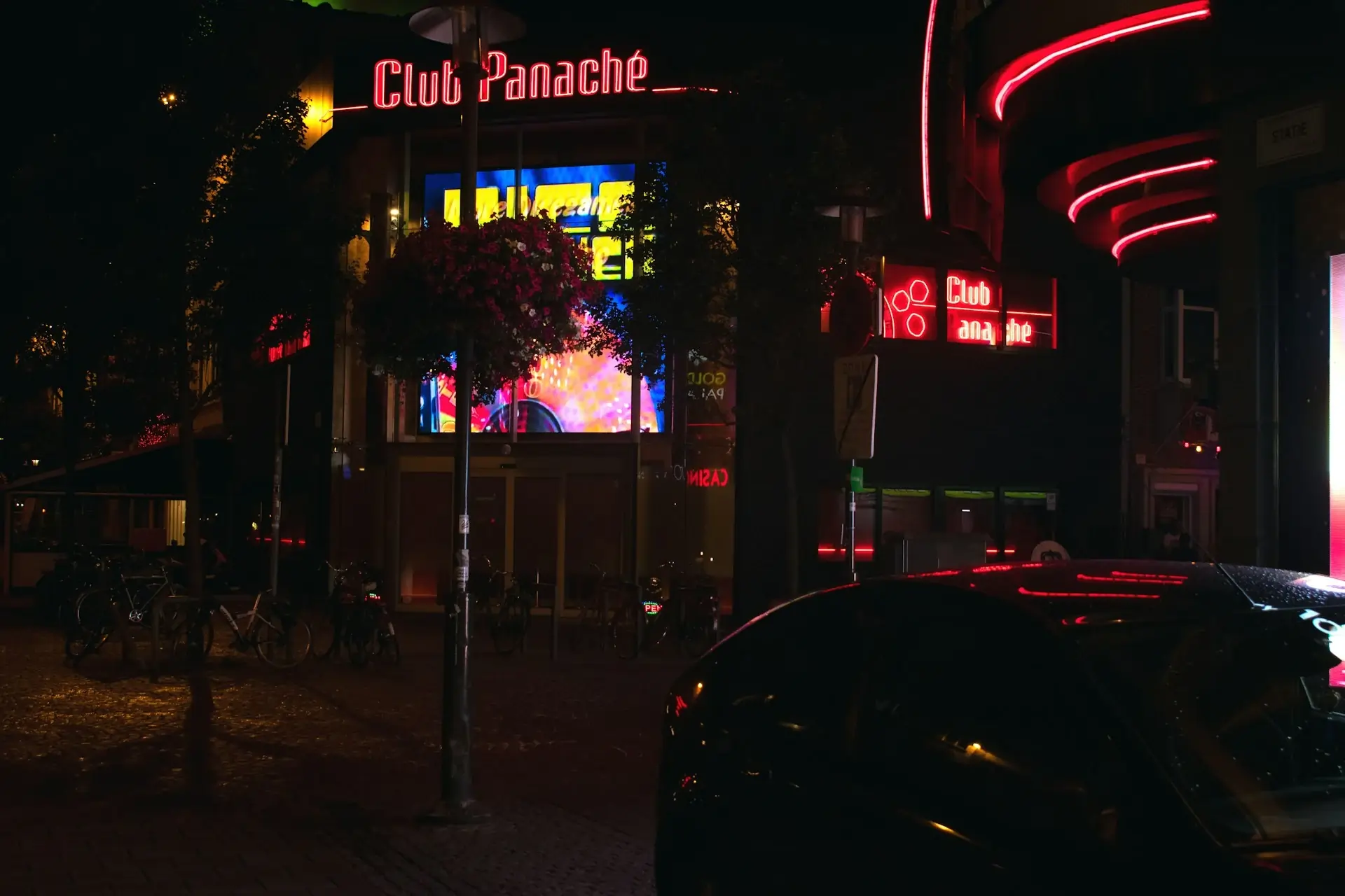 Gepflegter Eingangsbereich Nachtclub – Hausmeisterservice Köneke